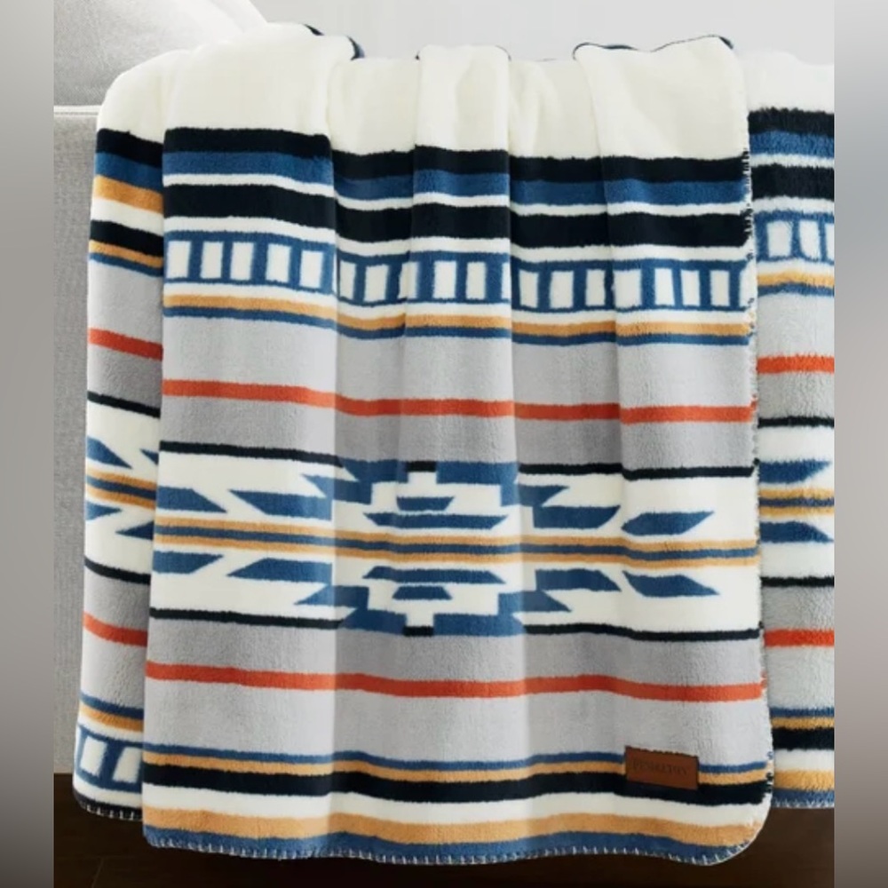 PENDLETON Super Soft Plush Throw Saltillo Stipe